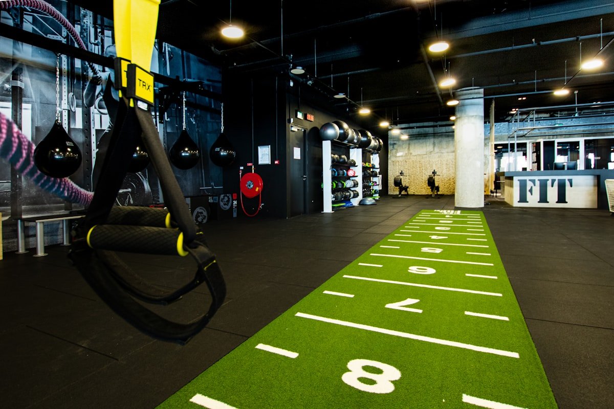 Interior de academia com equipamentos de treino funcional